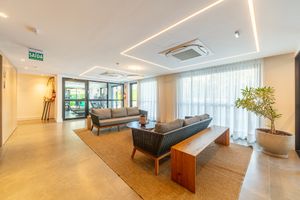 Image 23 - 889572