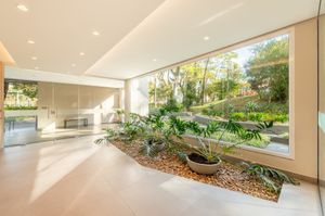 Image 18 - 886621