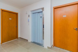 Image 32 - 852101