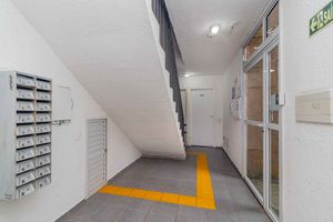Image 19 - 807512