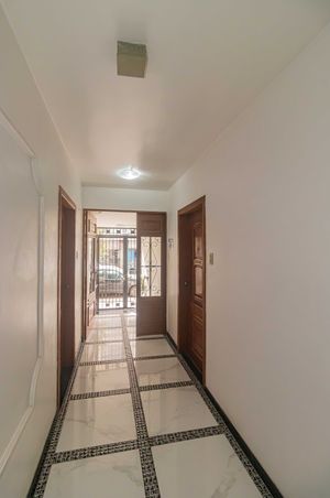 Image 19 - 888650