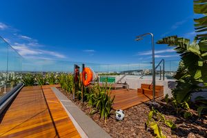 Image 17 - 932311