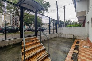 Image 12 - 858402