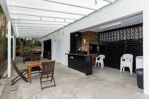 Image 42 - 932330
