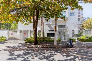 Image 32 - 899896