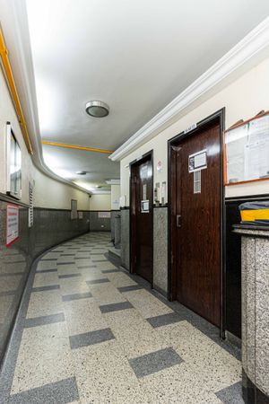 Image 21 - 931857