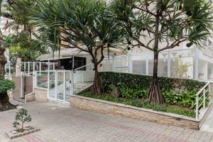 Image 37 - 915935