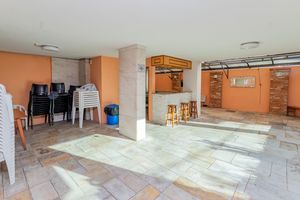 Image 30 - 335580