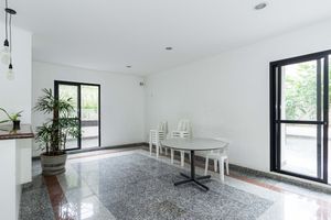 Image 19 - 931661