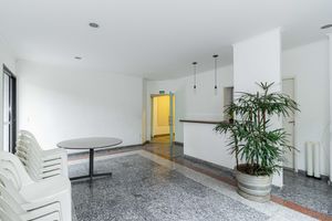 Image 20 - 931661