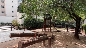 Image 17 - 932597