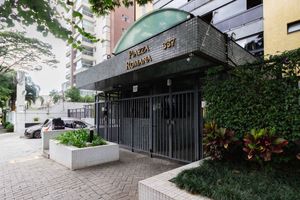 Image 30 - 881594