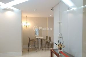 Image 21 - 877480