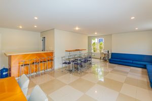 Image 4 - 486851