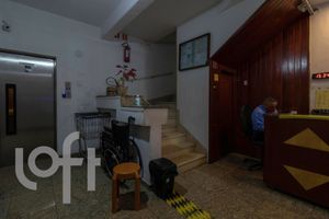 Image 17 - 875660