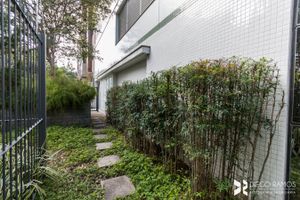 Image 10 - 881022