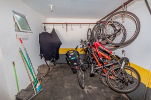 Image 32 - 895841
