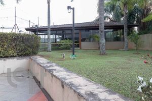 Image 22 - 825210
