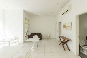 Image 20 - 894280