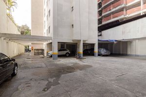 Image 33 - 898582