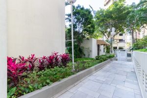 Image 39 - 887996