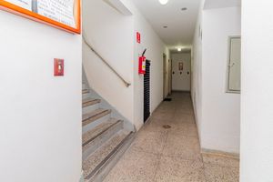 Image 21 - 932052