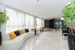 Image 6 - 883837