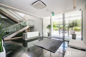 Image 9 - 878095
