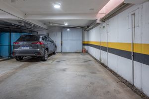 Image 38 - 869640