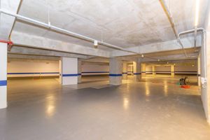 Image 17 - 825048