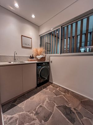 Image 11 - 874018