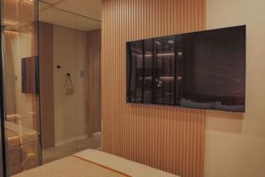 Image 4 - 877996