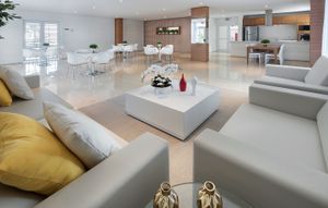 Image 11 - 897722