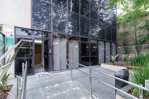 Image 22 - 882444