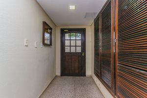 Image 21 - 751993