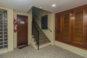 Image 17 - 882410