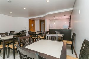 Image 10 - 880
