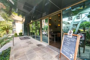 Image 8 - 889