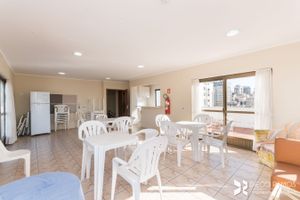 Image 36 - 209737