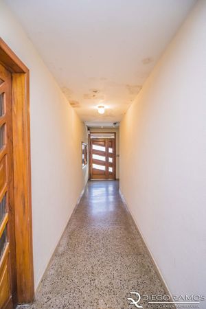 Image 11 - 898001