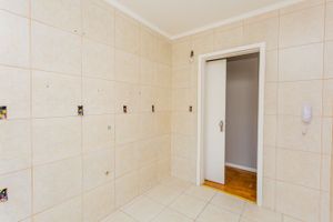 Image 19 - 107805