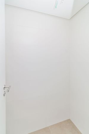 Image 27 - 147999