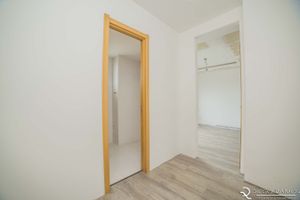 Image 19 - 180192