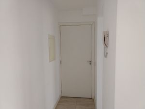 Image 9 - 181528