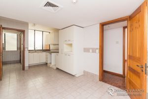 Image 18 - 196700