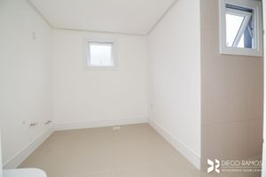Image 17 - 196994