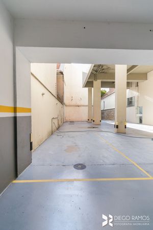 Image 18 - 198018