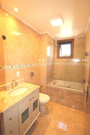 Image 17 - 203932