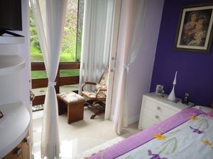 Image 4 - 203945