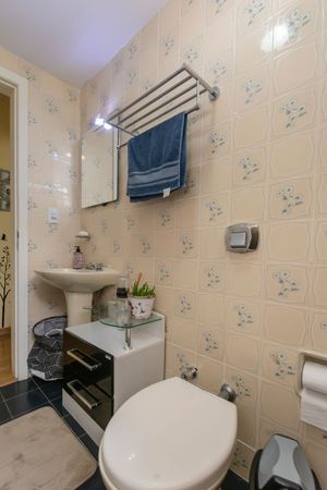 Image 3 - 204400